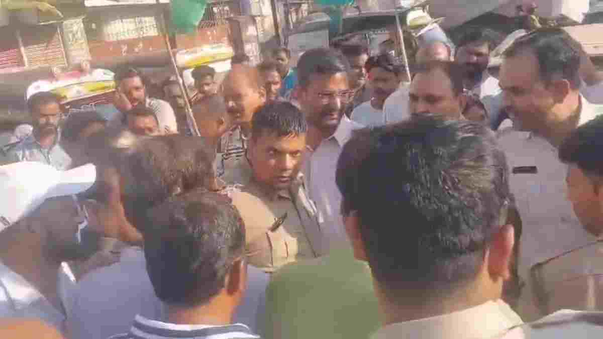CEC ज्ञानेश कुमार का पुतला छीनने पर बवाल: टीआई ने कांग्रेसियों को हड़काया, वीडियो वायरल