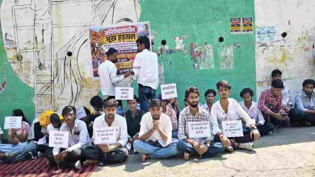 होलकर कॉलेज में छात्र संगठन की अनिश्चितकालीन भूख हड़ताल! छात्रों की बिगड़ी तबीयत, 4 मांगों पर अड़े, निलंबित विद्यार्थियों की बहाली से लेकर पिछला गेट खोलने तक की मांग