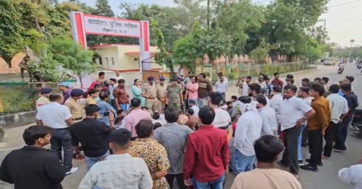 टीकमगढ़ में दुर्गा पंडाल को लेकर विवाद: SI का धमकी भरा वीडियो वायरल, एसपी ने किया लाइन अटैच