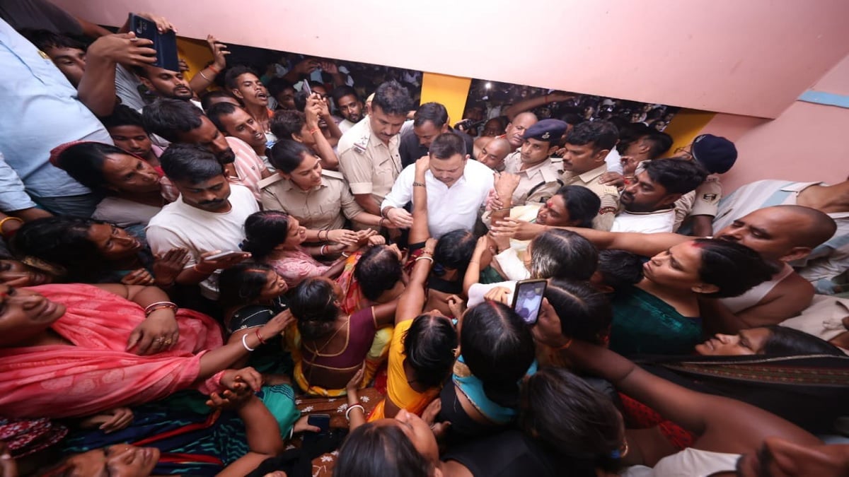 वैशाली नाव हादसा: राघोपुर पहुंचे तेजस्वी यादव, पीड़ित परिवारों से मुलाकत कर आर्थिक मदद का किया ऐलान