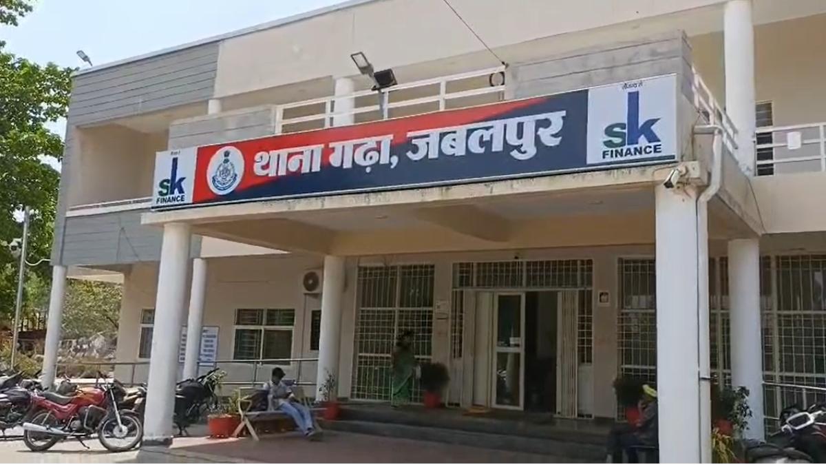 महिला डॉक्टर पर अस्पताल के कमरे को लेकर विवाद में नाती पर चाकू से हमला कराने का आरोपः 3 पर हत्या के प्रयास का केस दर्ज