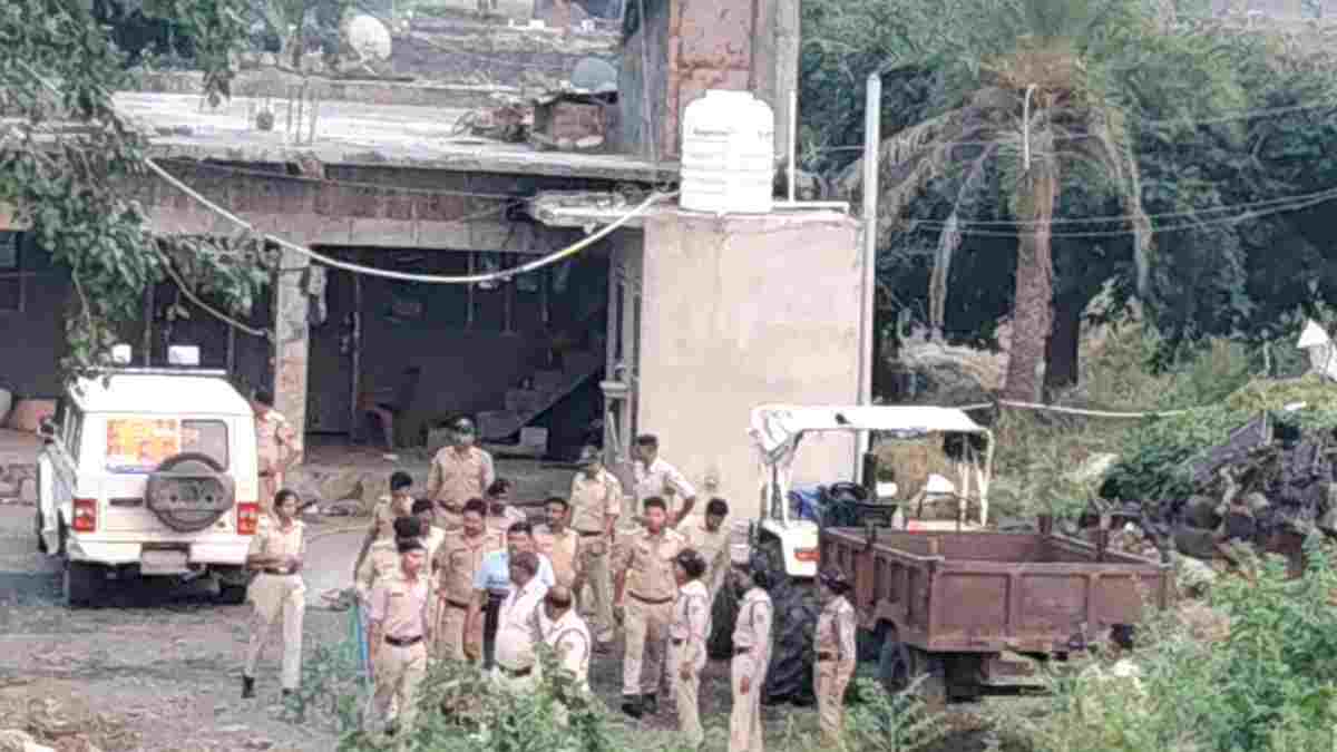 पुलिस टीम पर हमले का मुख्य आरोपी गिरफ्तार: खाकी की कॉलर पर हाथ डालने वाले की निकाली हेकड़ी, गांव में निकाला जुलूस