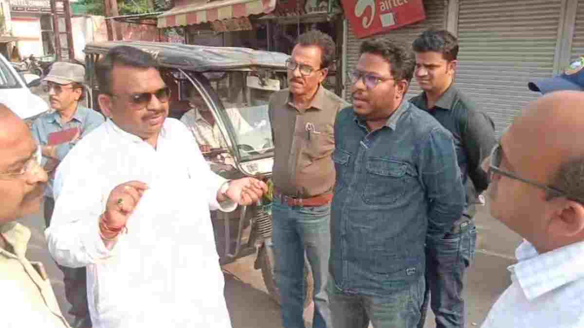 मार्ग चौड़ीकरण काम में सुस्ती पड़ी महंगी: महापौर के आदेश के बाद ठेकेदार पर 5 लाख का जुर्माना, लोगों से अतिक्रमण न करने की अपील की