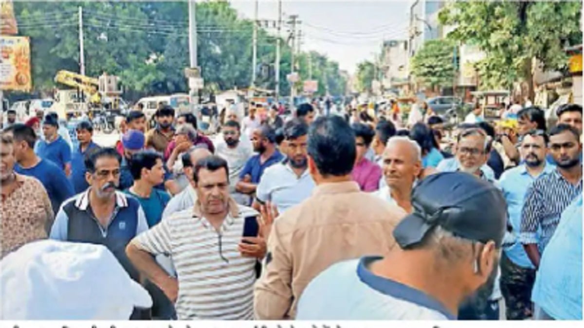बिजली नहीं, पानी नहीं; हेल्पलाइन भी बेअसर, सड़क पर उतरे लोग