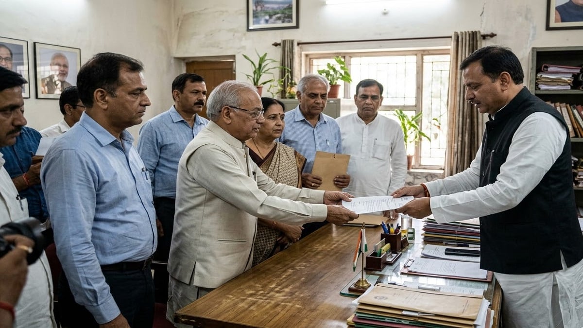 प्रतापगढ़ डंपिंग केंद्र का विवाद: सेक्टर-56 के लोगों ने विधायक को सौंपा ज्ञापन, तीन महीने में कूड़ा हटाने का दावा