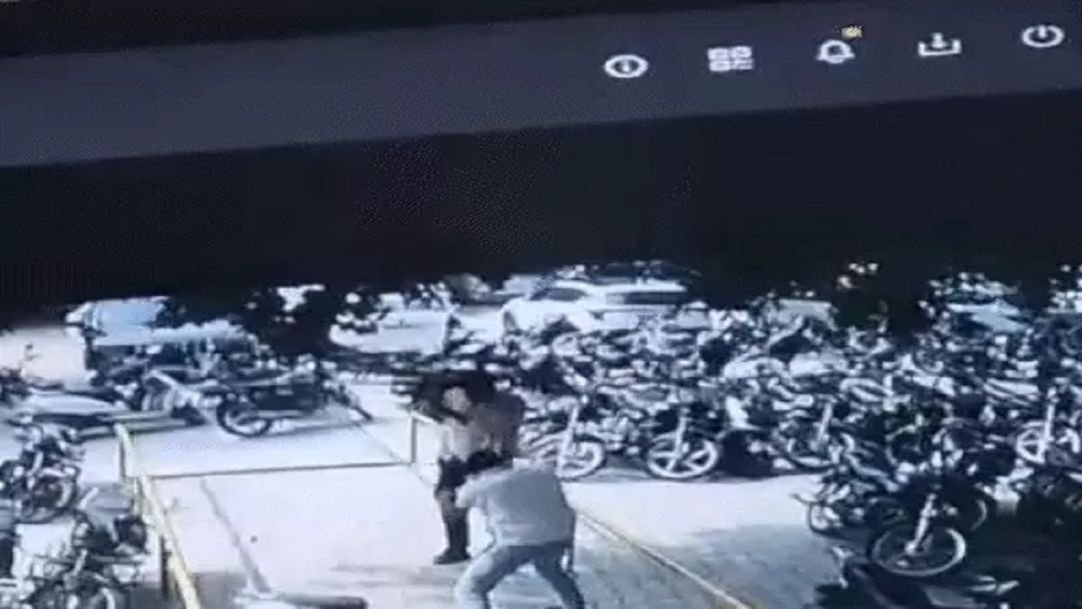 पानीपत कोर्ट परिसर में गवाह पर गंडासियों से ताबड़तोड़ हमला, जानिए पार्किंग में खड़ी गाड़ी से क्यों गायब हुए 2.50 लाख