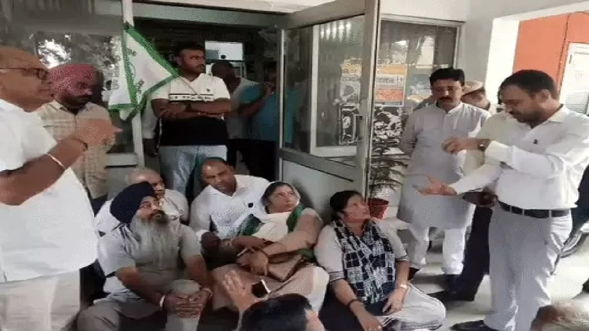 Yamunanagar News: जगाधरी मार्केट कमेटी दफ्तर पर जड़ा ताला! जानिए दफ्तर के अंदर बंद अधिकारियों का क्या हुआ?