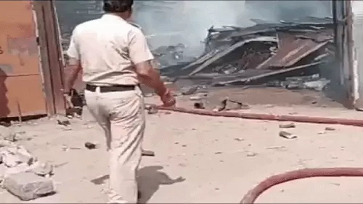 गोदाम के पास से गुजर रही थी बिजली की लाइन, फिर अचानक जो हुआ उसने आसपास के लोगों के उड़ाए होश!