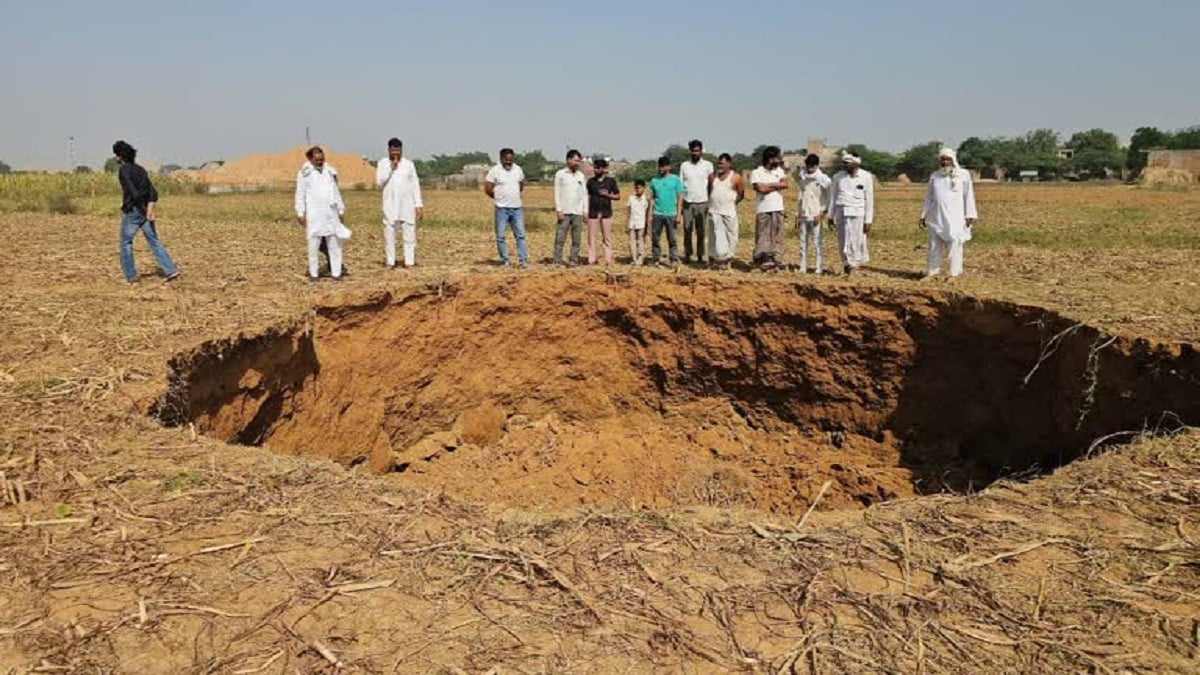 ऑर्बिटल रेल कॉरिडोर की टनल धंसी: 50 फीट गहरा गड्ढा, बाल-बाल बची गैस लाइन; अभी तक जांच के आदेश नहीं