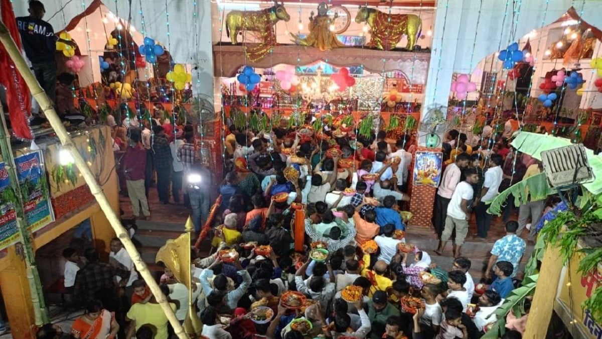 शीतला माता मंदिर में पहले दिन 3 लाख तक पहुंचे भक्त, 24 घंटे होंगे दर्शन