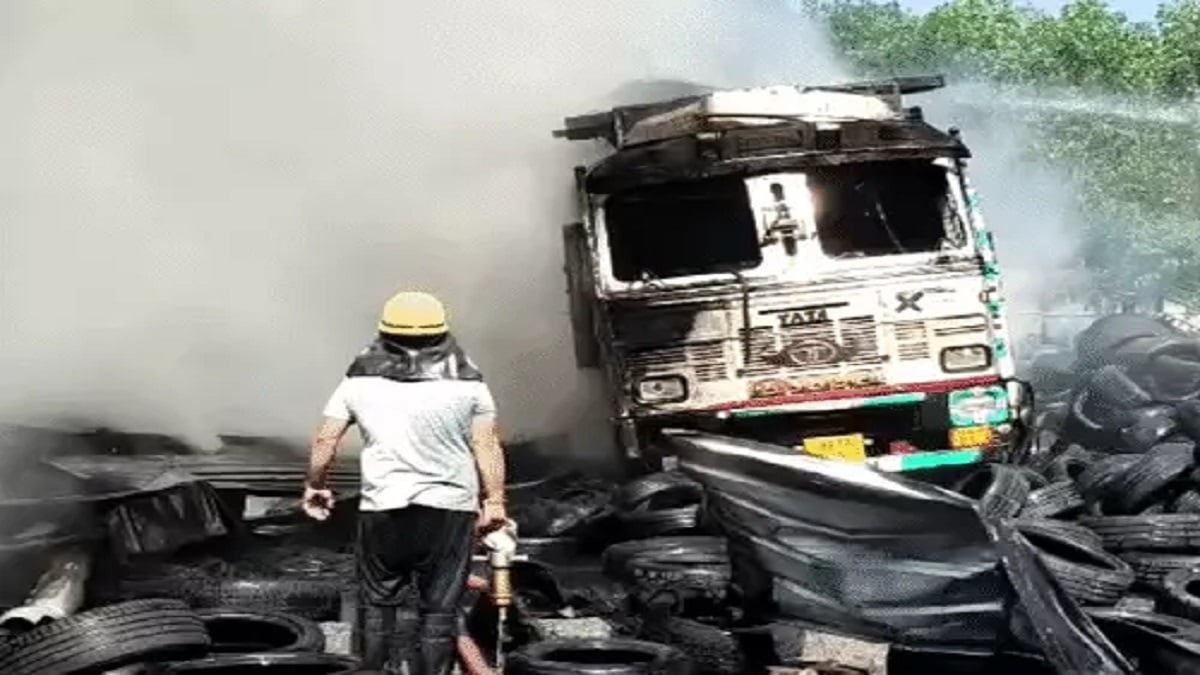 पहले जोरदार धमाका, फिर उठीं लपटें; टायर फैक्ट्री में 2 लोग झुलसे