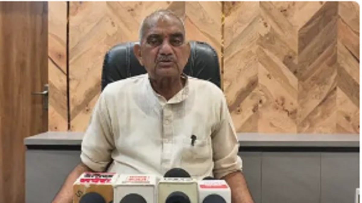 अचानक उठने लगा धुआं और… नारनौल में पूर्व मंत्री कैलाशचंद शर्मा की गाड़ी बनी आग का गोला