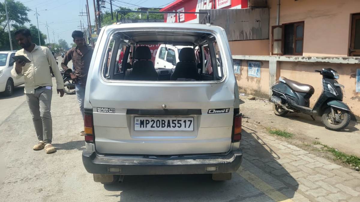 बड़ा हादसाः स्कूल वैन और कार में जोरदार भीषण भिड़ंत, ओवरलोड वैन में सवार 8 बच्चे घायल, दो की हालत गंभीर