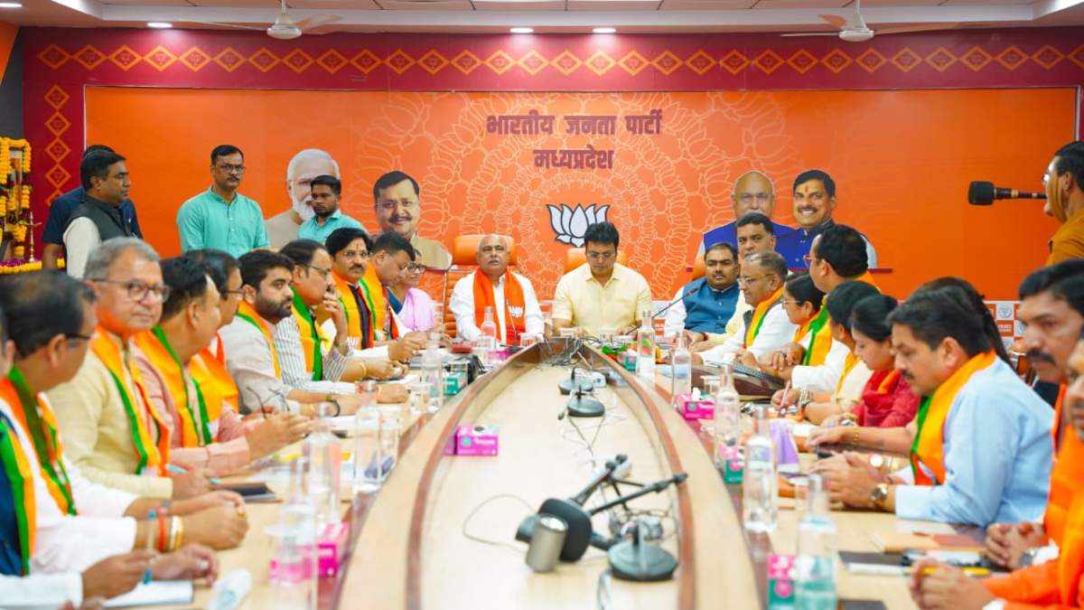 MP बीजेपी में बड़े बदलाव की तैयारी: बिप्लब देव ने कसी नकेल, बुलडोजर-क्रेन से स्वागत और दिखावे पर रोक