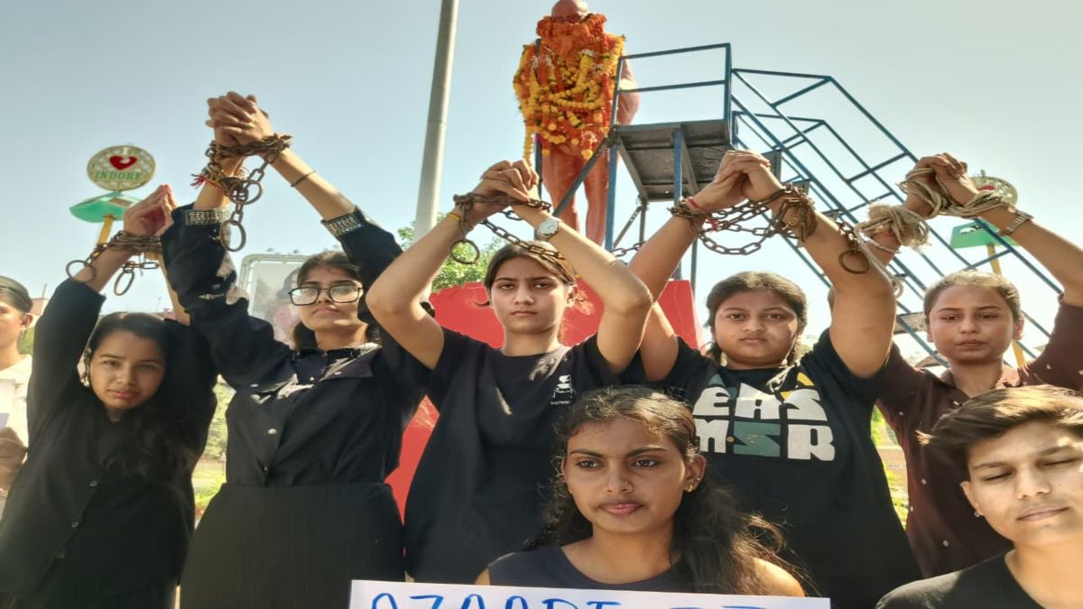 गांधी जयंती पर इंदौर में बेटियों का ‘न्यायाग्रह’… जंजीरों में बंधकर पूछा- सुरक्षा के नाम पर आजादी क्यों ? बेटियों ने अनोखे अंदाज में उठाई आवाज