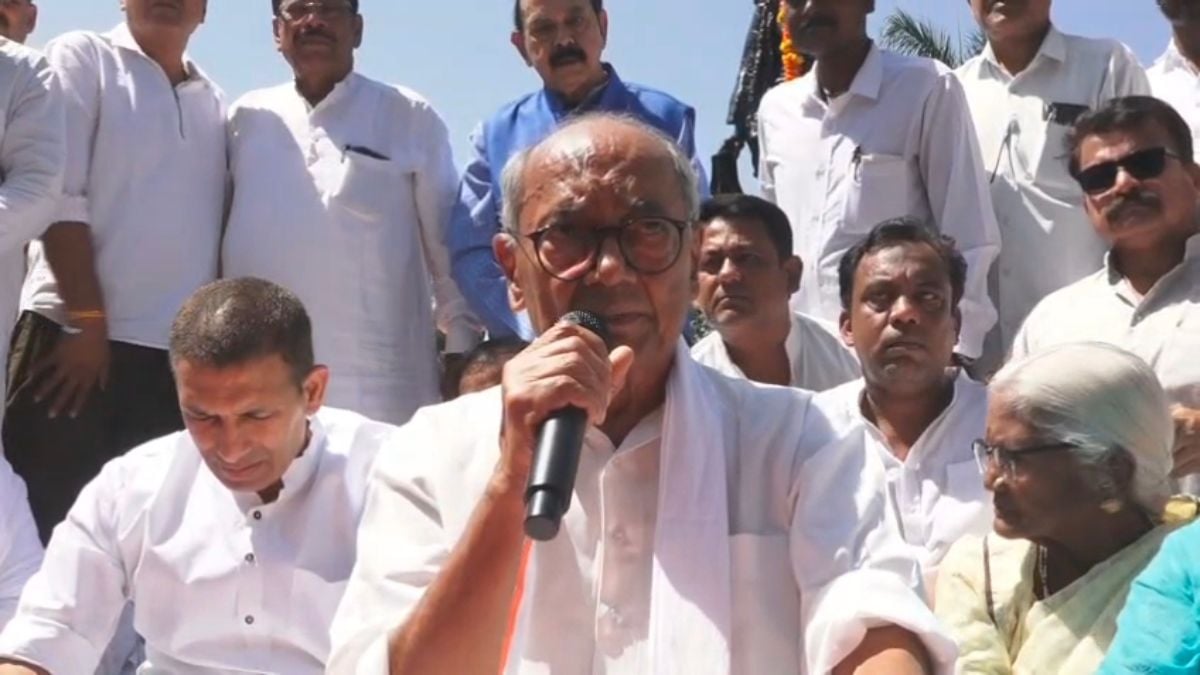 गांधी-शास्त्री जयंती पर दिग्विजय सिंह की जुबान फिसलीः बोले- गोडसे की हत्या करने वाली ताकतों से लड़ना है…