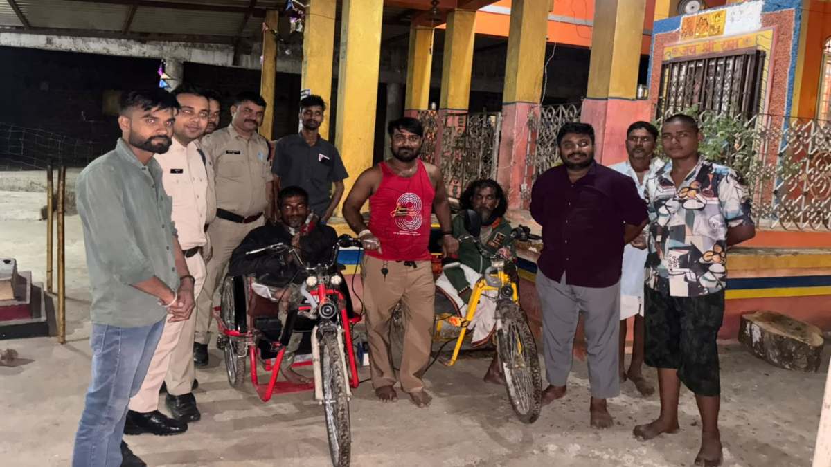 पुलिस ने पेश की मानवता की मिसालः रास्ते में फंसे दिव्यांग तीर्थयात्रियों की मदद कर सुरक्षित पहुंचाया