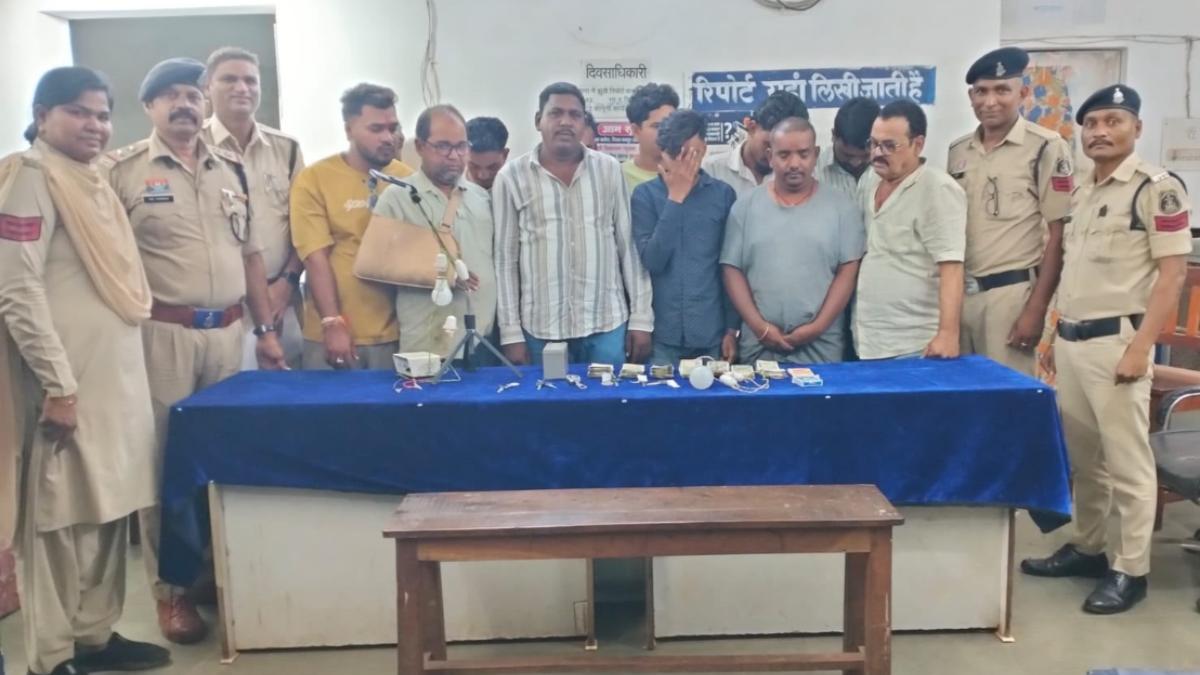 जंगल में सजी थी जुए की महफिल, पुलिस ने दबिश देकर 13 लोगों को रंगे हाथों दबोचा, मुख्य आरोपी पूर्व उप सरपंच फरार