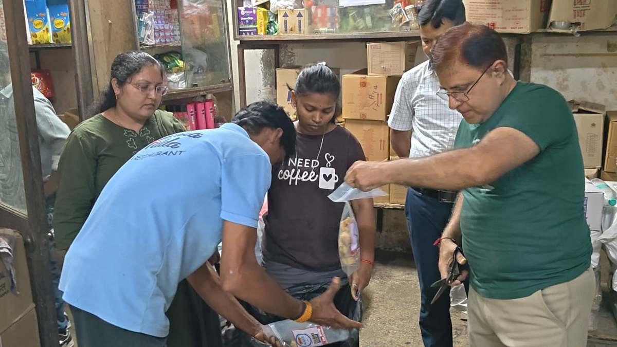 नवरात्रि में सुरक्षित खानपान पर जोर: रायपुर में खाद्य विभाग ने की दुकानों की जांच, फफूंद लगी बड़ी नष्ट, कई खाद्य पदार्थों के लिए गए नमूने
