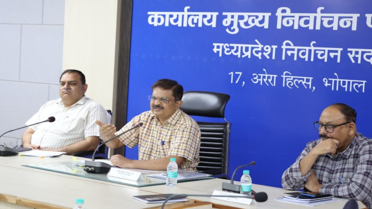 मतदाता सूची पुनरीक्षण को लेकर आयोग सख्तः मुख्य निर्वाचन पदाधिकारी की अध्यक्षता में हुई सर्वदलीय बैठक, नाम जुड़वाने के लिए नहीं होगी घोषणा-पत्र की जरूरत