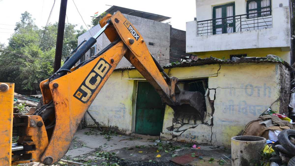 सिंहस्थ 2028 की तैयारियों को लेकर प्रशासन सख्तः नीलगंगा क्षेत्र में रेलवे स्टेशन के पास से हटाए गए अवैध अतिक्रमण, 2 पीपल के पेड़ों का हुआ ट्रांसप्लांटेशन