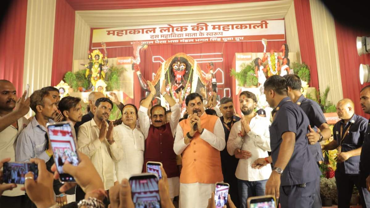 CM डॉ. मोहन ने उज्जैन के विभिन्न गरबा आयोजनों में की शिरकत: महाकाल लोक के समीप 10 महाविद्याओं के किए दर्शन