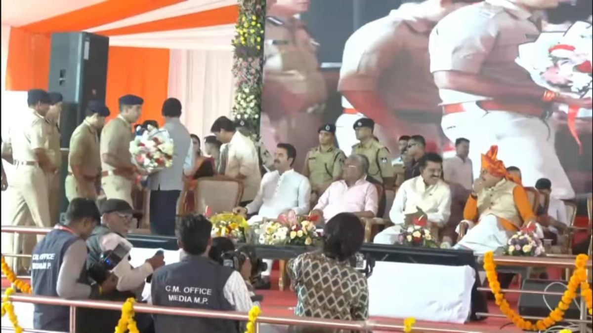 सीएम डॉ मोहन के शस्त्र पूजन कार्यक्रम में बड़ी गफलतः राष्ट्रगान की घोषणा के बाद बजने लगा राष्ट्रगीत, विधायक मेंदोला की जगह MLA गोलू शुक्ला को दे दिया बूके