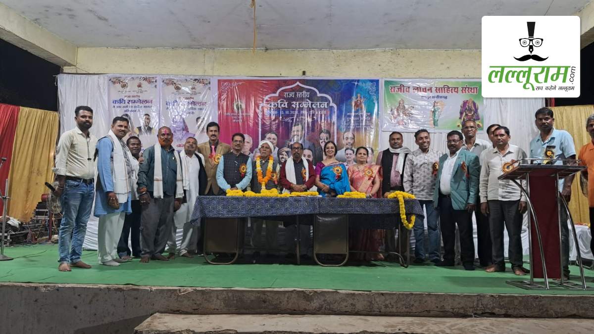 नवरात्रि पर जुलुम में राज्य स्तरीय कवि सम्मेलन, छत्तीसगढ़ के 14 रचनाकारों ने बांधा समां, हास्य-व्यंग्य और गीतों पर रात 2 बजे तक झूमते रहे श्रोता
