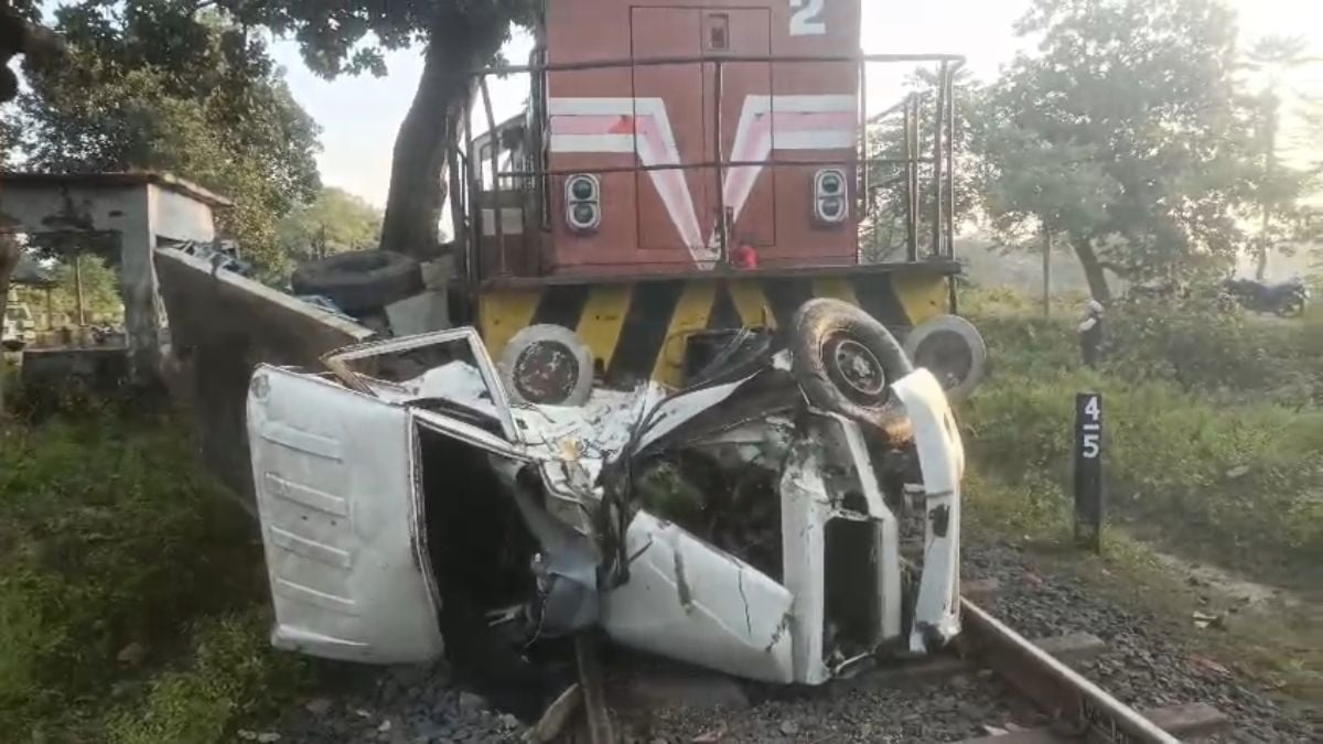 बड़ी खबरः मौत की पटरी और फाटक नदारद, लोको ट्रेन से टकराई पिकअप, चालक का सिर धड़ से अलग, 6 लोग घायल