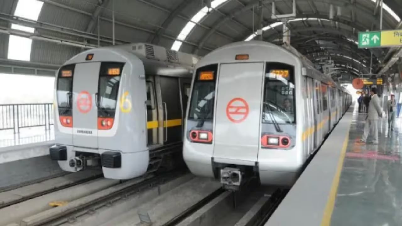 दिल्ली मेट्रो में सरकार विरोधी पोस्टर लगाने वालों पर शिकंजा, DMRC की शिकायत पर FIR दर्ज