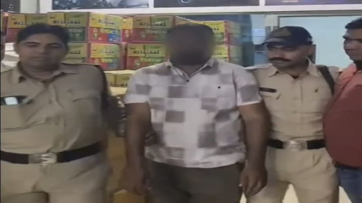 CM के निर्देश के बाद पटाखा व्यापारी पर शिकंजा ! रहवासी इलाके में अवैध गोदाम, 2.62 लाख के 197 कार्टून जब्त, बिना लाइसेंस भंडारण, हादसे से पहले कार्रवाई