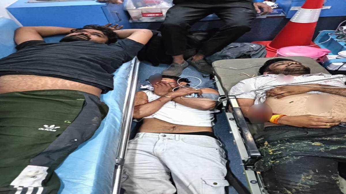 MP में भीषण सड़क हादसे में 2 मौतः ड्राइवर को झपकी आने से पेड़ से टकराकर खाई में पलटी कार, 4 घायल
