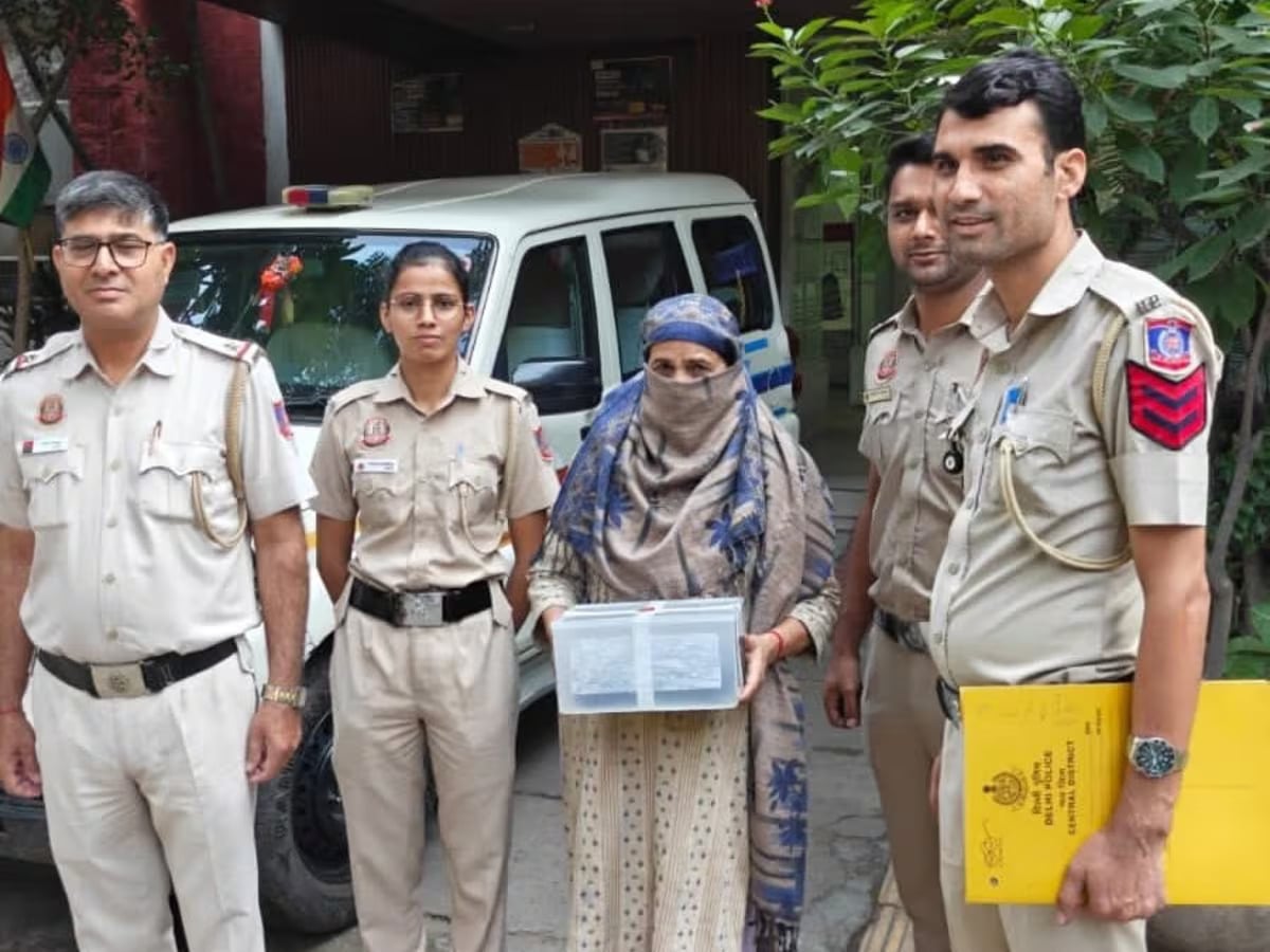 दिल्ली पुलिस के हत्थे चढ़ी 72 साल की महिला चोर, 14 FIR में नाम; डॉलर समेत कई सामान बरामद