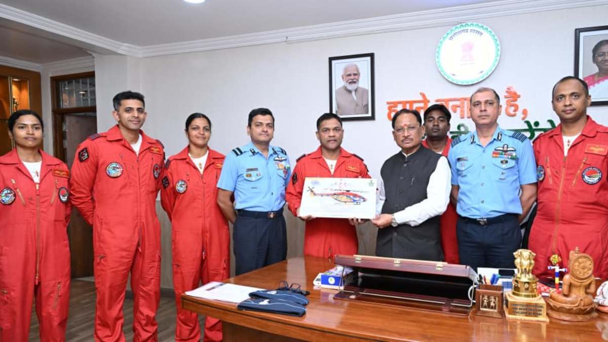 राज्योत्सव में एयर शो से पहले CM साय से मिली सारंग टीम: नवा रायपुर में स्वदेशी ‘ध्रुव’ हेलीकॉप्टर दिखाएंगे हैरतअंगेज करतब, दो महिला पायलट भी होंगी शामिल