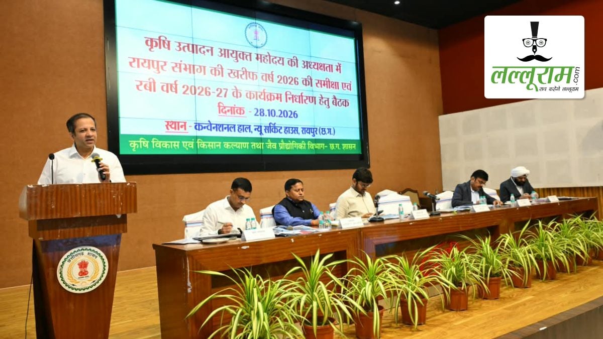 कृषि योजनाओं की समीक्षा: आयुक्त परदेशी ने अधिकारियों को दिए निर्देश, कहा- हर जिले में विकसित करें 2-3 विशिष्ट कृषि मॉडल, किसानों को बाजार से जोड़ने पर दें जोर