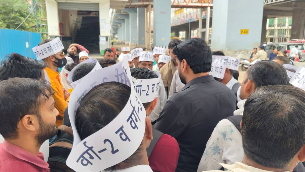 शिक्षक भर्ती 2025 के अभ्यर्थियों का फूटा गुस्साः वर्ग 2 और 3 में पद वृद्धि की मांग को लेकर बोर्ड ऑफिस चौराहे पर प्रदर्शन, मंत्री बंगले तक मार्च की तैयारी
