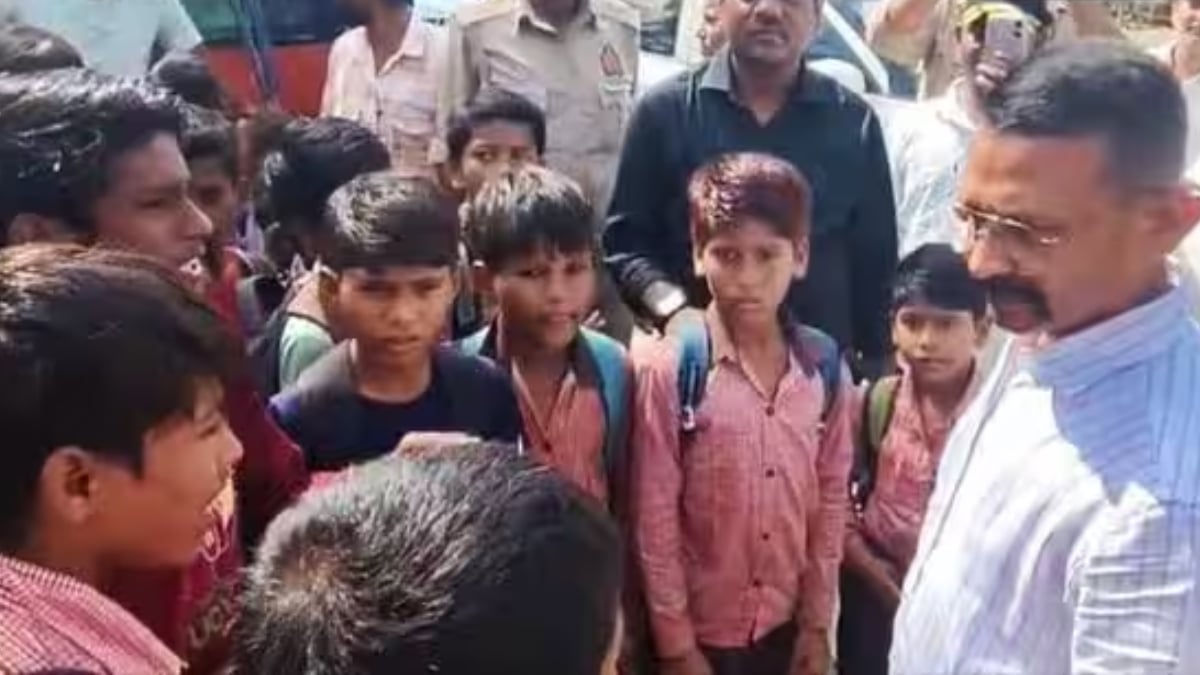 हमीरपुर में बच्चों ने DM के सामने खोली स्कूल की पोल, बच्चे बोले- दाल में पानी और दूध में मट्ठा मिलाते हैं