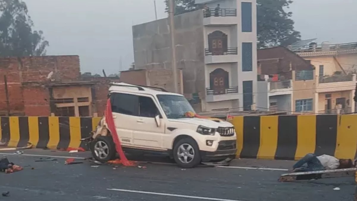 वाराणसी में ट्रक ने स्कॉर्पियो को मारी टक्कर, कार का आधा हिस्सा गायब; 4 की दर्दनाक मौत