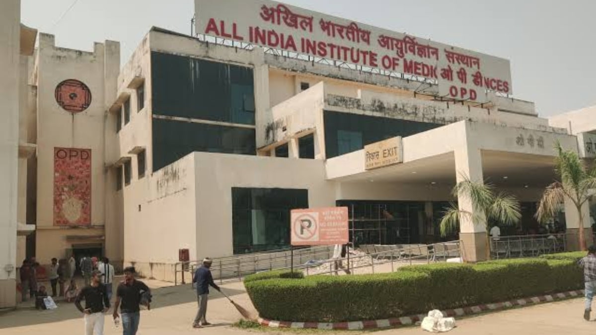 गोरखपुर AIIMS की निदेशक को इलाज के लिए जाना पड़ा प्राइवेट अस्पताल, 5 साल बाद भी कैथ लैब नहीं