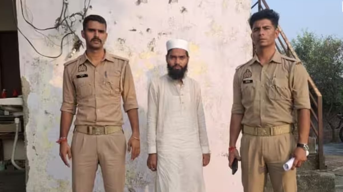 बिजनौर में डीएम-एसपी के सामने मस्जिद से आई तेज आवाज, लाउडस्पीकर उतरवाया; मुअज्जिन गिरफ्तार