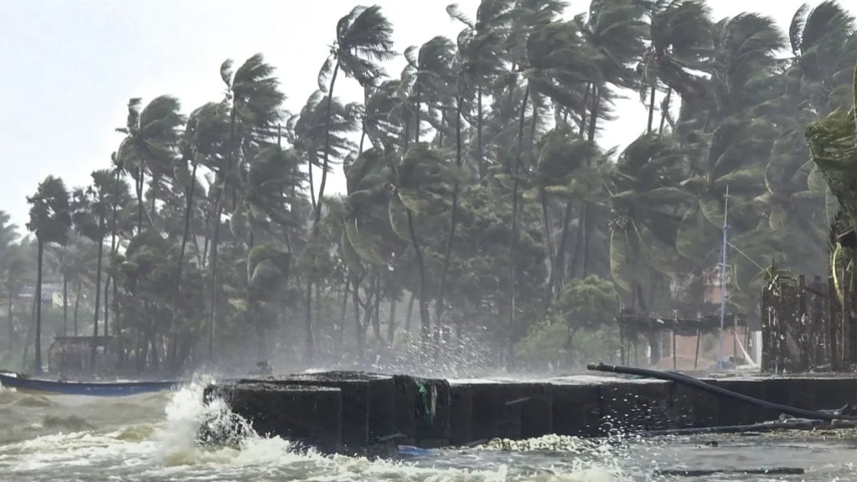 UP Weather: अर्नब तूफान का खतरा! पूर्वांचल-अवध में 3 दिन बारिश, बिजली और तेज आंधी का अलर्ट