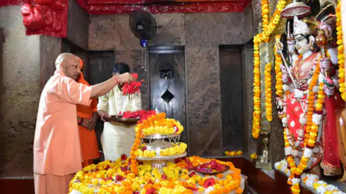 यूपी में नवरात्रि पर मंदिरों में उमड़ा आस्था का सैलाब, विंध्याचल में सुबह 8:30 बजे तक 3 लाख भक्तों ने किए दर्शन