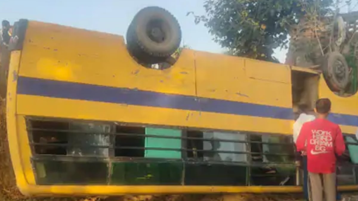 मेरठ में बच्चों से भरी स्कूल बस खेत में पलटी, 15 से ज्यादा बच्चे घायल