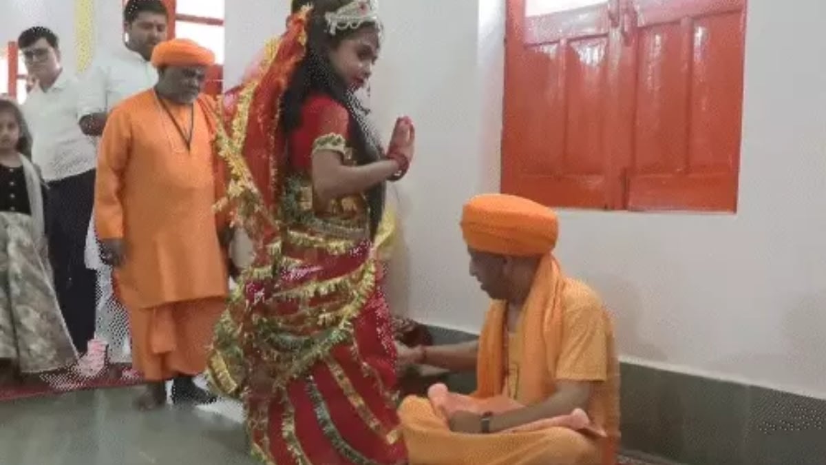 यूपी में नवमी पर मंदिरों में उमड़ी भीड़, CM योगी ने 9 कन्याओं के पैर धोकर लिया आशीर्वाद