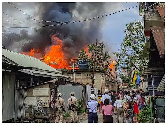 मणिपुर में फिर भड़की हिंसा, कुकी समुदाय के 15 घरों में लगाई आग; जंगलों में शरण लेने को मजबूर ग्रामीण