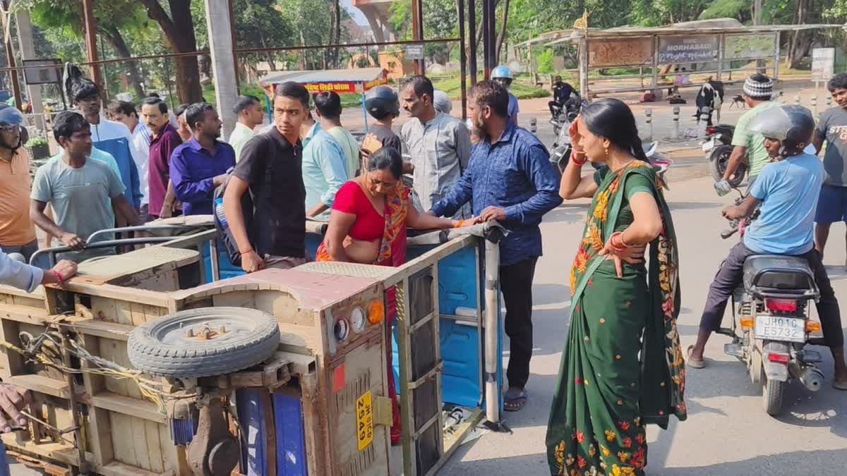 Ranchi Accident News: मोरहाबादी में तेज रफ्तार वाहन की टक्कर से पलटा टोटो, दो महिलाओं समेत 5 घायल