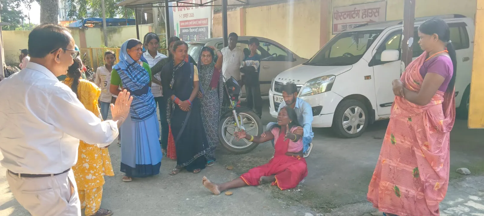 Jharkhand News: दशहरा मनाकर लौट रही मां-बेटे को ट्रेलर ने कुचला, मौके पर मौत, तीन मासूम पूछते रहे- मां और भाई कहां गए?