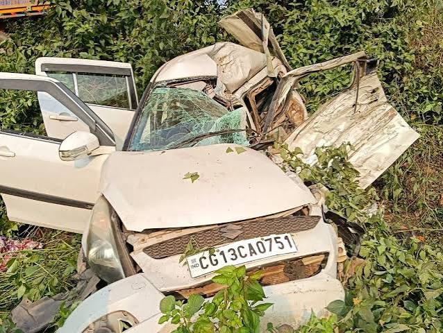 Chhattisgarh-Jharkhand Accident: छत्तीसगढ़ से जमशेदपुर जा रहे एक ही परिवार के 3 लोगों की मौत, कार-ट्रेलर की भीषण टक्कर में 2 गंभीर