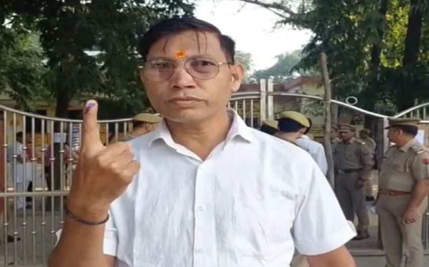 चुनावी गहमागहमी के बीच आगरा के 3 मतदान केंद्रों पर री-पोलिंग चालू, चप्पे-चप्पे पर पुलिस बल तैनात