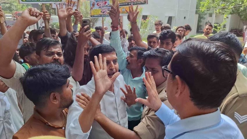 ‘खाद की भरमार’ या सिर्फ दावों की फुहार? आगरा की सड़कों पर किसान कांग्रेस और पुलिस में तीखी झड़प, जानें मामला